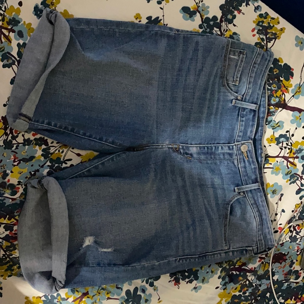 Light blue levi’s Bermuda shorts